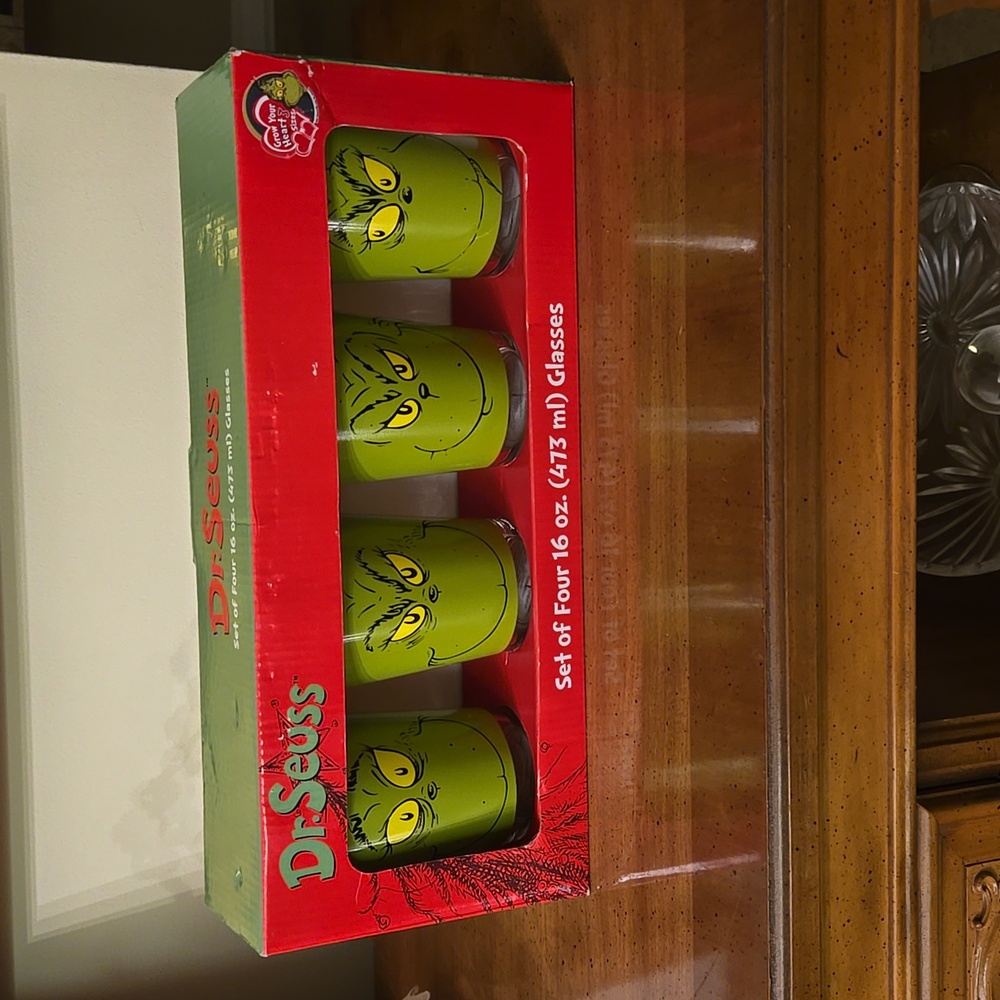 Dr Seuss The Grinch set of 4 Glasses 16 oz NIB